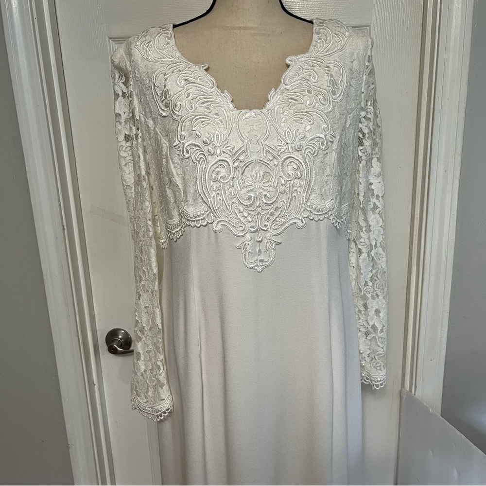 Jessica McClintock Ivory Lace Wedding Dress (14) - Picture 2 of 13